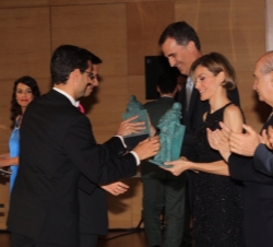 Rui Miguel Dos Santos Benedito recibe de manos de Doña Letizia el galardón de Investigación Científica